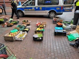 Strażnicy miejscy podczas czynności związanych z nielegalnym handlem