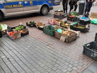 Strażnicy miejscy i policjant podczas czynności związanych z nielegalnym handlem