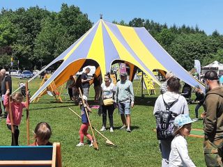 Strażnicy miejscy na rodzinnym pikniku leśnym 