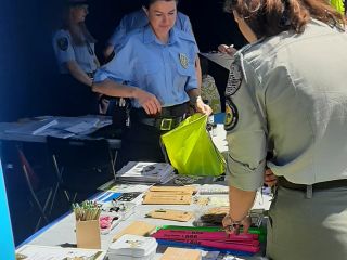 Strażnicy miejscy na rodzinnym pikniku leśnym 