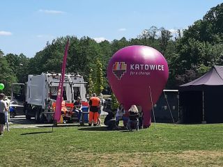 Strażnicy miejscy na rodzinnym pikniku leśnym 