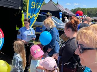 Strażnicy miejscy na rodzinnym pikniku leśnym 