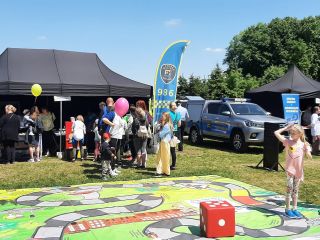 Strażnicy miejscy na rodzinnym pikniku leśnym 