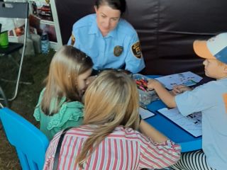 Strażnicy miejscy na rodzinnym pikniku leśnym 