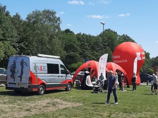 Strażnicy miejscy na rodzinnym pikniku leśnym 