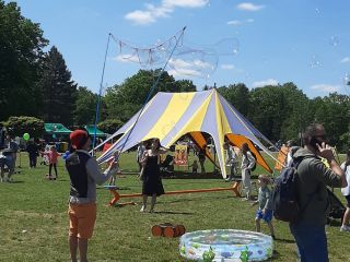 Strażnicy miejscy na rodzinnym pikniku leśnym 