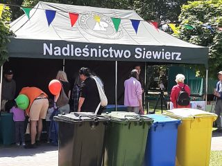 Strażnicy miejscy na rodzinnym pikniku leśnym 