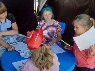 Strażnicy miejscy na rodzinnym pikniku leśnym 