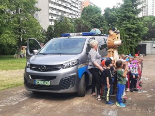 Bezpieczny przedszkolak - spotkanie maluchów ze strażniczkami miejskimi i maskotką  straży miejskiej Rysiem