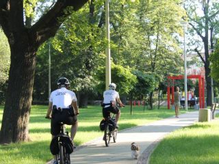 Strażnicy miejscy na dwukołowcach patrolują Katowice