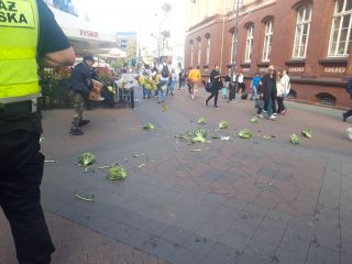 Zaśmiecone ulice- efekt nielegalnego handlu