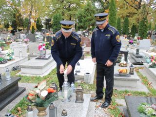 Strażnicy miejscy przed grobem