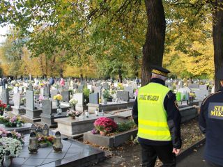 Strażnicy miejscy podczas patrolowania cmentarza