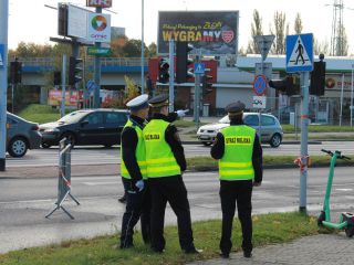 Strażnicy miejscy i policjant