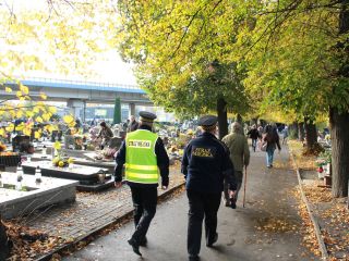 Strażnicy miejscy podczas patrolu cmentarza