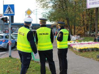 Strażnicy miejscy i policjant