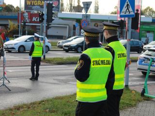 Strażnicy miejscy i policjantka kierująca ruchem