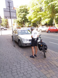 Strażnik z rowerowego patrolu podczas wykonywania czynności służbowych (fot archiwum)