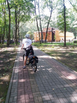 Strażnik z rowerowego patrolu podczas wykonywania czynności służbowych (fot archiwum)