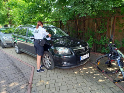 Strażniczka miejska  z rowerowego patrolu podczas wykonywania czynności służbowych (fot archiwum)