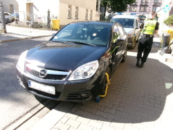 Strażnik miejski po czynnościach założenia blokady