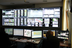 Strażnik miejski podczas obsługi systemu monitoringu