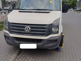 Volkswagen z założoną na koło blokadą